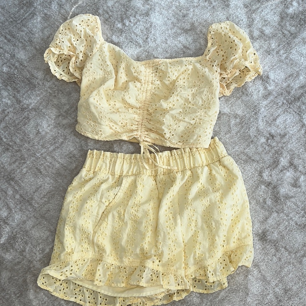Rly cute and flattering light yellow set